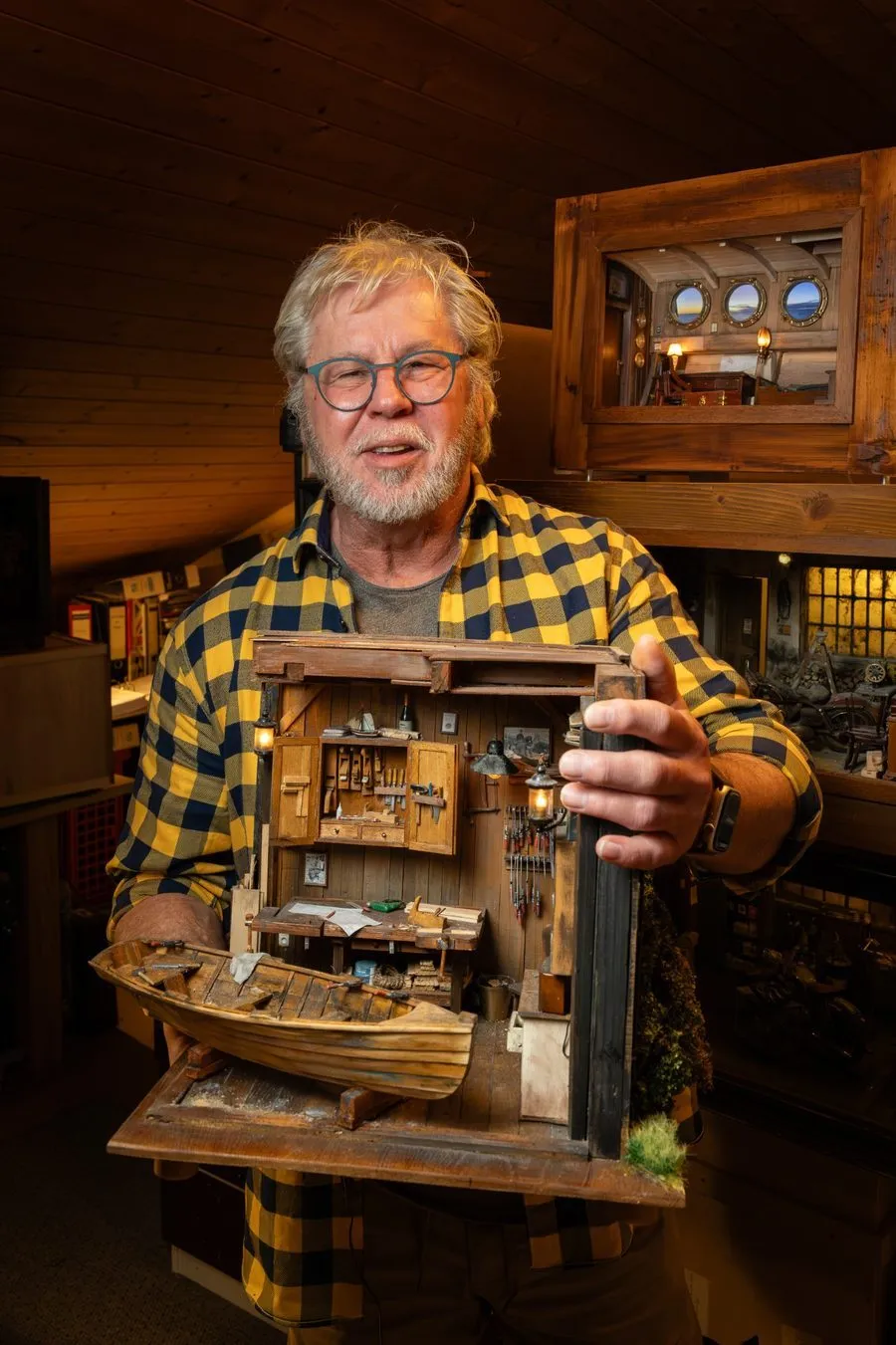 Günther „Spirou“ Hoffmann in seiner Werkstatt mit dem Diorama Der kleine Bootsschuppen