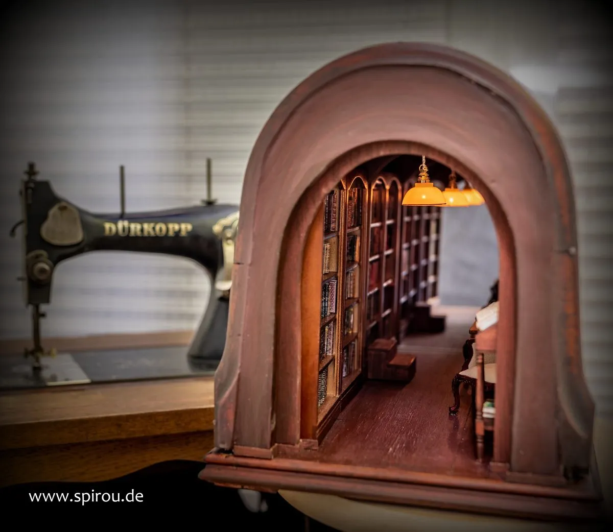 Bibliothek in der Nähmaschinenhaube